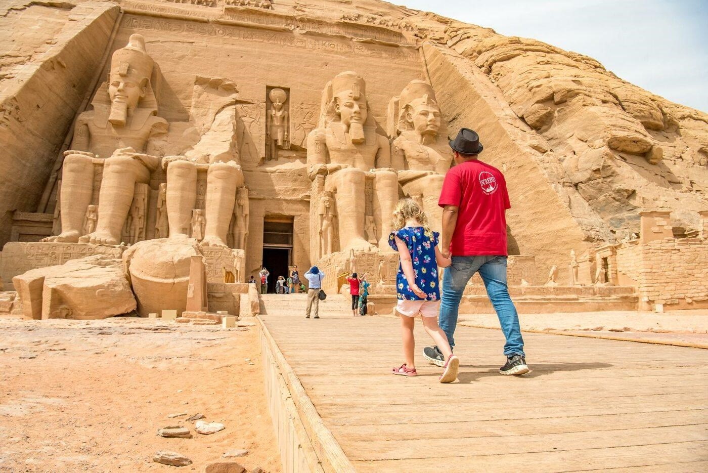 03_EgyptTours__Intrepid_Intrepid-Travel-egypt_family_04_abu-simbel-6916-1400x935